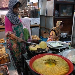 Ramadan di Kampung Ampel, Roti Maryam Paling Diburu
