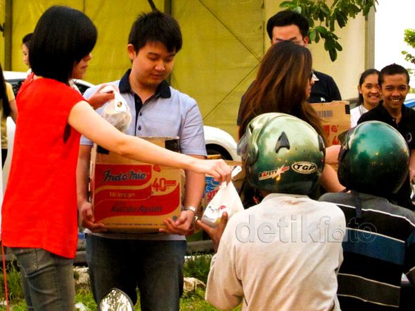 Pecinta Porsche Bagi-bagi Takjil