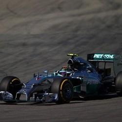 Duo Mercedes Terdepan di Sesi Latihan Perdana