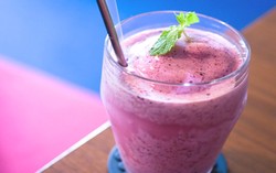 Racik Smoothies Teh Hijau dan Kurma yang Kaya Nutrisi untuk Berbuka
