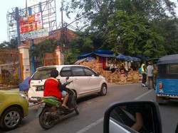 Pedagang Parcel Berjualan di Trotoar, Jalan Cikini Raya Macet