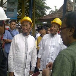 Gaya Dahlan Iskan Sarungan Saat Inspeksi Pabrik Gula