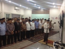 Akbar Tandjung dan JK Salat Tarawih Bareng di Acara KAHMI