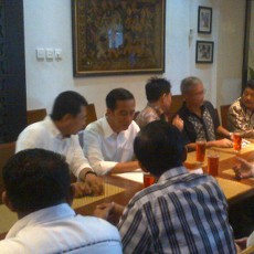 Jokowi Temui Relawan Sambil Buka Bersama di Cikini