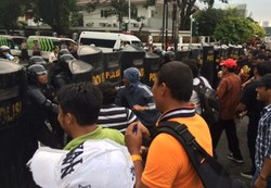 Polisi Gelar Simulasi Pengamanan Pilpres di Depan KPU