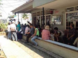 Warga Antre Coblos Ulang di TPS 5 Benhil