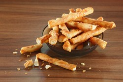 Yuk, Bikin Sendiri Cheese Stick Renyah Gurih untuk Camilan!