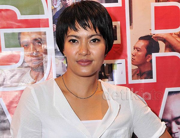 Rambut Pendek Lola Amaria