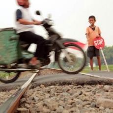 Kisah Doni, Bocah Penjaga Perlintasan KA di Mojokerto