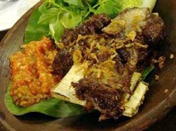 Menu Hari Ke-21: Sedapnya Olahan Iga Sapi yang Empuk Istimewa