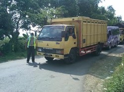 Terjebak, Sopir Truk Nekat Bertahan hingga Jembatan Comal Bisa Dilalui