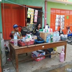 Warga Manfaatkan Padatnya Jalur Alternatif Pemalang-Pekalongan untuk Berjualan