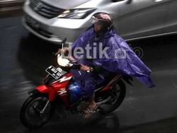 Pakai Hijab? Perhatikan Hal Ini Ketika Naik Motor