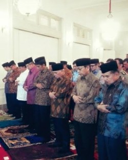 Usai Buka Puasa, Presiden SBY Salat Berjamaah Bareng Prabowo-Jokowi