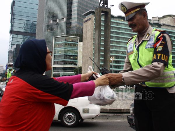 Takjil untuk Polisi Lalu Lintas
