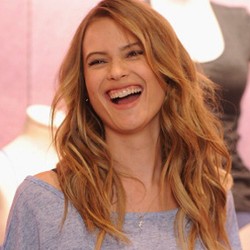 Lebih Dekat dengan Behati Prinsloo, Victoria Angel Penakluk Adam Levine