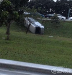 Bus Damri Terperosok di Tanjakan Dekat Terminal 1 Bandara Soetta