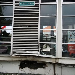 Ditabrak Pajero Sport, Halte TransJ Pasar Baru Rusak di Bagian Bawah