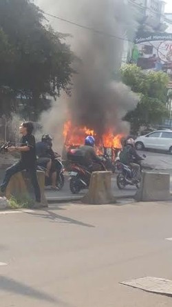 Mobil Espass Terbakar di Fatmawati, Lalu Lintas Macet