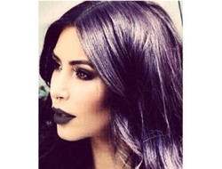 Kim Kardashian Tampil Seram dengan Lipstik Hitam dan Tindikan di Hidung