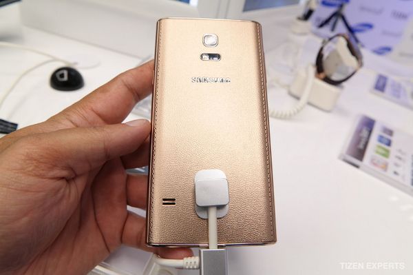 Balutan Warna Emas Samsung Z