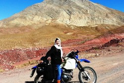 Penasaran dengan Islam, Wanita Ini Naik Motor Keliling Iran