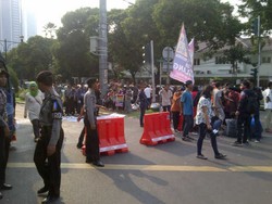 Puluhan Pemuda Demo di Depan KPU, Jalan Imam Bonjol Ditutup