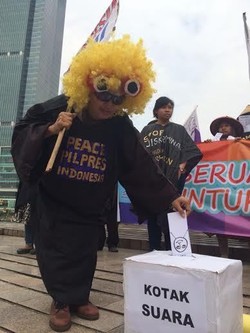 Ibu-ibu Demo di Bundaran HI, Minta KPU Tak Undur Pengumuman Pilpres