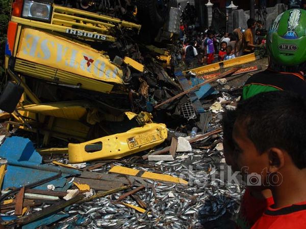 KA Mutiara Timur Tabrak 3 Kendaraan di Perlintasan Bangil