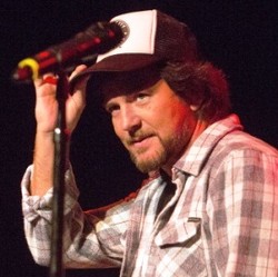 Eddie Vedder Serukan Anti Perang di Konser Pearl Jam
