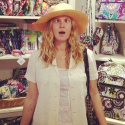 Gaya Kocak Drew Barrymore Tampil Tanpa Make Up