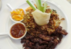 Tempayan Dining: Sedap Enak Nasi Goreng Kulit Ayam dan Cumi Asin Cabe Hijau