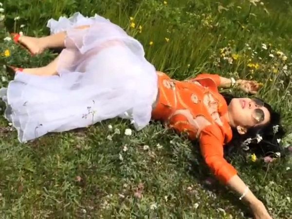 Nikmati Pemandangan Italia, Syahrini Tiduran di Atas Rumput