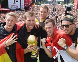 Pesta Juara Jerman Diwarnai Rusaknya Trofi Piala Dunia