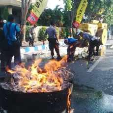 Ribuan Botol Miras dan Knalpot Brong Dimusnahkan