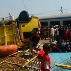 KA Mutiara Timur Tabrak Tiga Kendaraan di Perlintasan Bangil, 2 Luka Berat