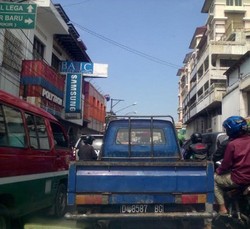 Banyak Parkir Liar dan PKL, Akses ke Pasar Baru Bandung Macet