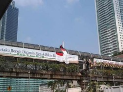 Hingga Sore, Agustinus Masih Bertengger di Atap Jembatan di Jl Thamrin