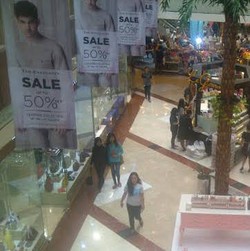 Tak Takut dengan Isu Rusuh, Warga Asyik Belanja di Mal