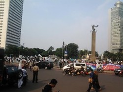 Buruh di Bundaran HI Jadi 200-an, Jl Sudirman-Thamrin Makin Sepi