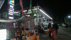 Raih Rezeki dari Pemudik, PKL Gelar Lapak di SPBU di Karawang