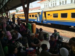 Penumpang di Stasiun Senen Piknik Tunggu Kereta
