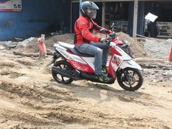 Pemotor, Hati-hati Jalan Rusak Sepanjang Jalan Pasar Cikarang