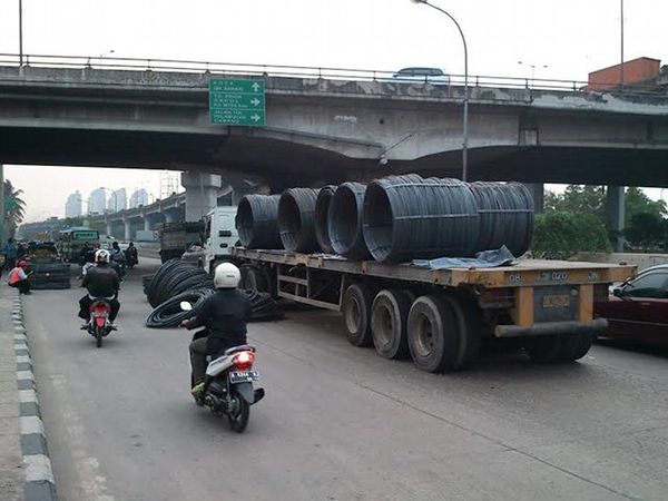 Horor Tumpahan Muatan Truk Tronton