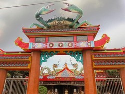 Ada Kepiting Raksasa di Atas Kelenteng Tuban