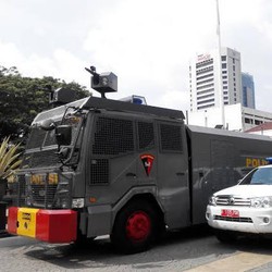 1 Water Cannon dan Ratusan Polisi Siaga di Balai Kota