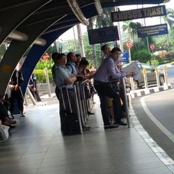 Khawatir Ada Sesuatu, Karyawan di Kawasan SCBD Pulang Kantor Lebih Cepat