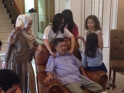 Ini Pose Santai JK Tonton Rekap KPU dari Rumah