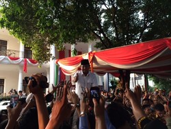 Keluar dari Rumah Polonia, Prabowo Disoraki Pendukungnya Prabowo Presidenku