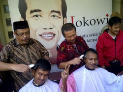 Tak Gelar Konvoi, Pendukung Jokowi Jatim Pilih Tumpengan dan Cukur Gundul